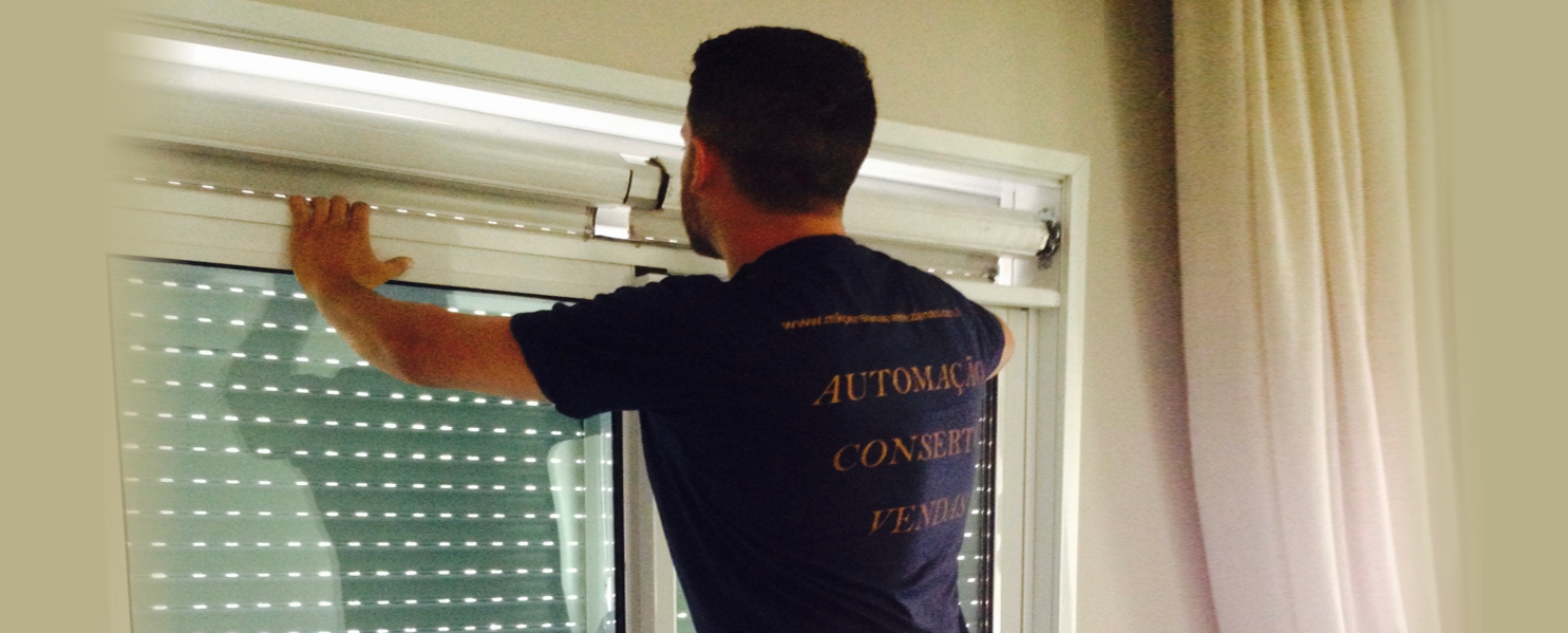 Técnico da equipe própria realizando conserto de veneziana integrada em Curitiba