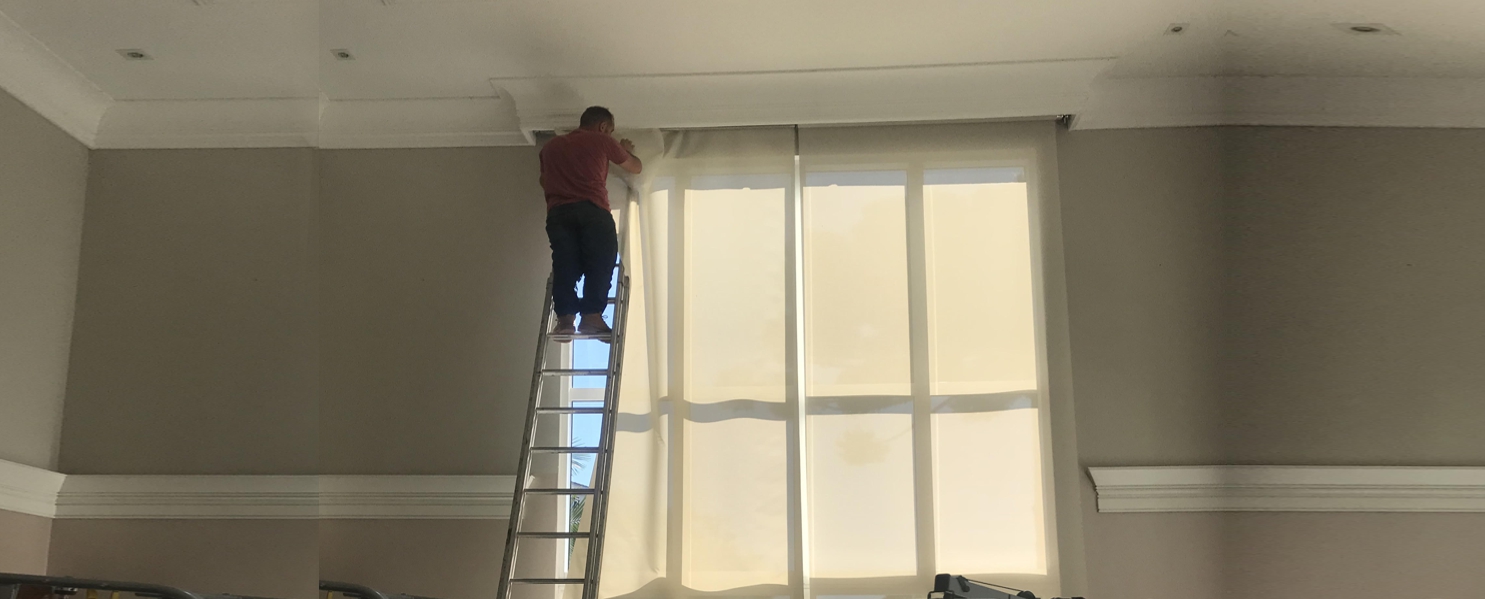 Equipe própria instalando cortina sob medida em Curitiba